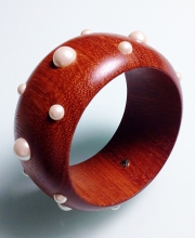 Винтажный браслет от Carolee из дерева с искусственным жемчугом