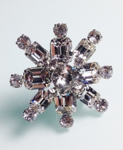 Винтажная брошь от Weiss в форме снежинки с кристаллами прозрачного цвета