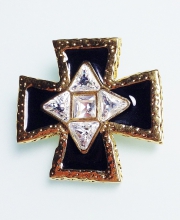 Винтажная брошь от St. John в форме креста