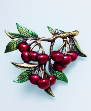 Винтажная брошь от Jonette Jewelry Co в виде вишни