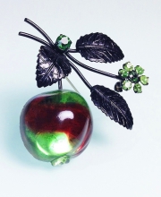 Винтажная брошь от Austria в форме ветви с яблоком 