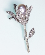 Винтажная брошь от Weiss в форме цветка с барочным жемчугом и кристаллами