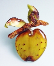 Винтажная брошь от Fabrice Paris в форме яблочка с червивыми листиками
