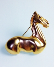Винтажная брошь от Royal Ontario Museum в виде лошади